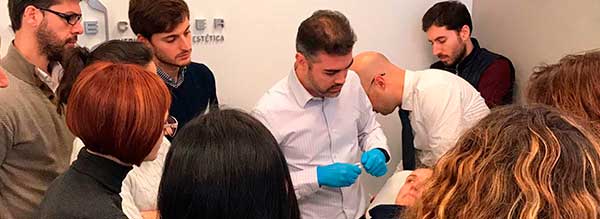 Doctor Javier Galindo impartiendo una formación sobre la cirugía estética de la nariz